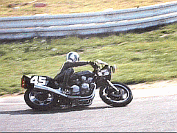 どノーマルにしか見えないCB900F。のどかだね。予選52位。チームマックウエスタン。