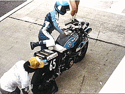 日向正篤、角谷幸宏のでたばっかのGSX1000。