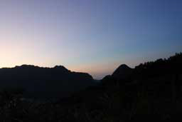 夜明けの比叡山と矢筈岳