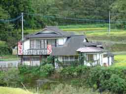 熊本県上益城郡山都町のおそば屋さん「五平太」。大矢川対岸にある小佐田酒店