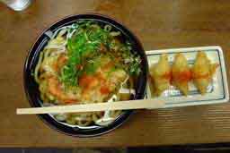 福岡市中央区のうどん屋さん、「博多さぬきうどん」。エビ天うどん大盛りにおいなりさん一皿。