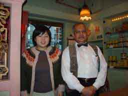 東京中央区銀座のインド料理屋さん「ナイルレストラン」。何十年も笑顔のお兄さんと女の子（オタマジャクシ）