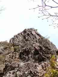 鹿納山の岩峰 宮崎県上鹿川や福岡市近郊でのフライフィッシング