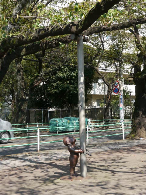 桜の枝を支える子鬼?