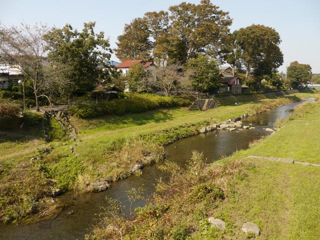 野川にかかる飛橋から水車経営農家