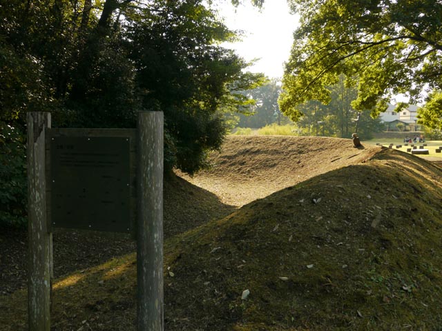 深大寺城の整備された土塁・堀
