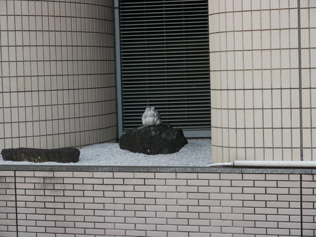 アフラックのビルで見かけた狸のオブジェ
