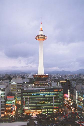 駅ビル出来て影が薄くなっちゃった京都タワー